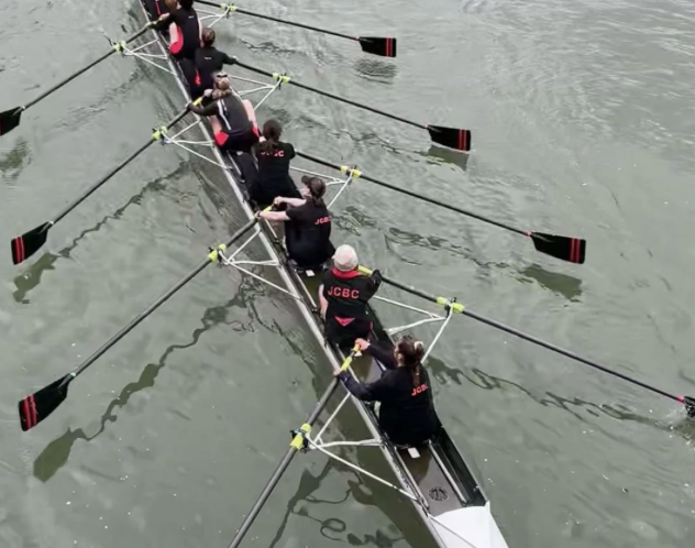 An eight-person rowing boat (an 8) on the River Cam.